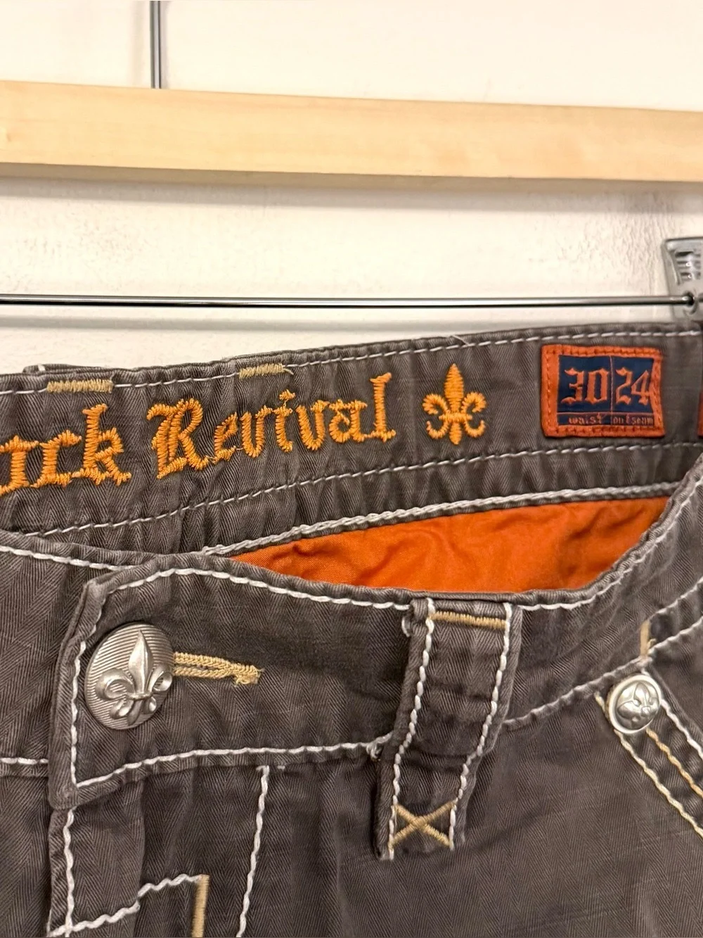 Rock Revival Men’s Y2K Embroidered Fleur-de-Lis Cargo Shorts